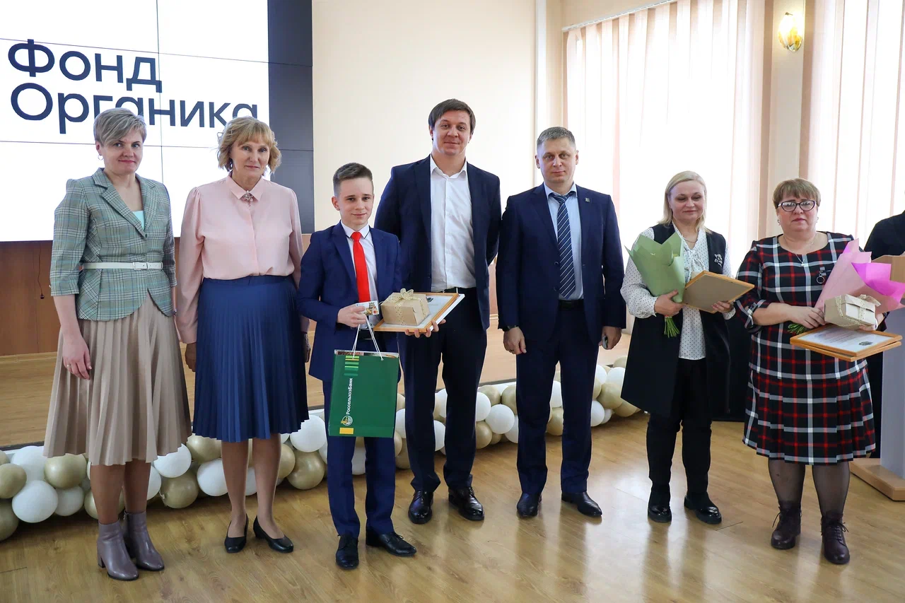 Юные победители и лауреаты конкурса на знание темы органической продукции в Приморском крае получили заслуженные награды